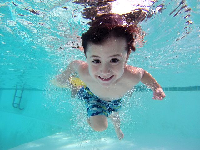dítě pod vodou
