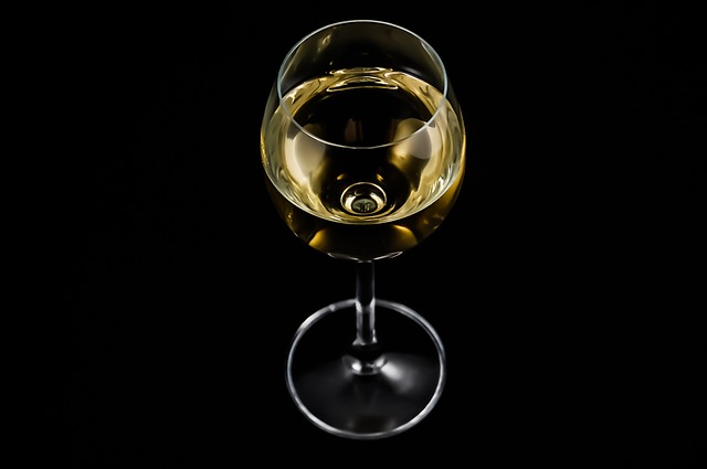 sklenka bílého vína